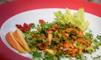Imagen adaptada de la receta  «Ensalada de col rizada y manzana con aliño de bayas de Goji» p. 318 Imagen adaptada de la receta  «Ensalada de col rizada y manzana con aliño de bayas de Goji» p. 318