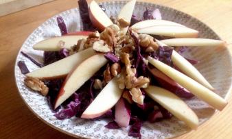 «Ensalada de col lombarda y manzana» terminada. «Ensalada de col lombarda y manzana» terminada.
