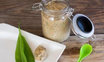 Mostarda di aglio selvatico fatta in casa con zenzero e sciroppo d'acero, vino bianco opzionale.