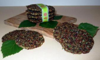 Fertiggestellte und angerichtetes "Mandel-Birkenbrot (Birkentaler) mit Karotten und Leinsamen". Fertiggestellte und angerichtetes "Mandel-Birkenbrot (Birkentaler) mit Karotten und Leinsamen".