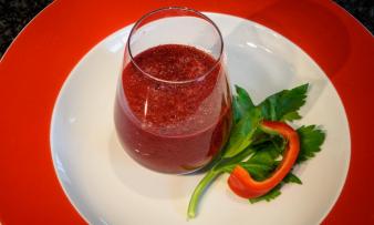 «Batido de remolacha y naranja» preparado y servido en un vaso adecuado. «Batido de remolacha y naranja» preparado y servido en un vaso adecuado.