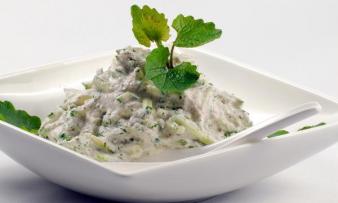 Rezeptbild "Tzatziki mit Knoblauchsrauke" aus dem Buch: "Meine liebsten Wildpflanzen - rohköstlich", Seite 83 Rezeptbild "Tzatziki mit Knoblauchsrauke" aus dem Buch: "Meine liebsten Wildpflanzen - rohköstlich", Seite 83