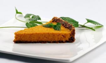 Rezeptbild "Goldene-Rübli-Torte" aus dem Buch: "Meine liebsten Wildpflanzen - rohköstlich", Seite 110 Rezeptbild "Goldene-Rübli-Torte" aus dem Buch: "Meine liebsten Wildpflanzen - rohköstlich", Seite 110