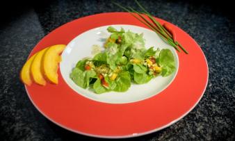 Das fertiggestellte Rezept "Gefüllte Salatblätter mit fruchtigem Mangochutney", angerichtet auf einem Teller. Das fertiggestellte Rezept "Gefüllte Salatblätter mit fruchtigem Mangochutney", angerichtet auf einem Teller.