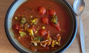 Erb-Lycopin-Suppe in Teller aus Steingut. Erb-Lycopin-Suppe in Teller aus Steingut.