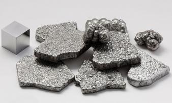 Reinste (99,97 %+) Eisen-Chips, elektrolytisch raffiniert, sowie für den Größenvergleich ein hochreiner (99,9999 % = 6N) 1 cm3 Eisen-Würfel Reine (99,97 %+) Eisen-Chips, elektrolytisch raffiniert. Grössenvergleich ein hochreiner Würfel.