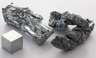 Zinc, 99.955% pure, left: a crystalline piece, right: sublimated - dendritic (branched). Zinc, 99.955% pure, left: a crystalline piece, right: sublimated - dendritic (branched).