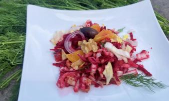Rezeptbild vom angerichteten "Chicorée-Rote Bete-Salat mit Orange und Weizenkeimen". Rezeptbild vom angerichteten "Chicorée-Rote Bete-Salat mit Orange und Weizenkeimen".