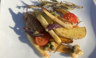 Bild vom fertiggestellten "Ofengemüse mit Kapernvinaigrette" auf weissem Teller. Bild vom fertiggestellten "Ofengemüse mit Kapernvinaigrette" auf weissem Teller.