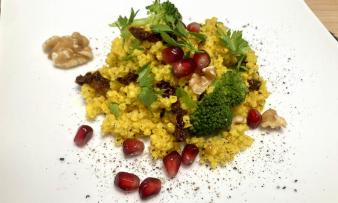 Bild des fertiggestellten "Hirse-Brokkoli-Salat mit getrockneten Tomaten und Kurkuma".