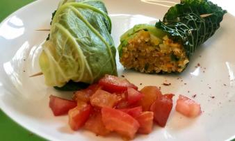 Los «Rollitos de col con calabaza y quinua con ragú» servido en un plato blanco. Los «Rollitos de col con calabaza y quinua con ragú» servido en un plato blanco.