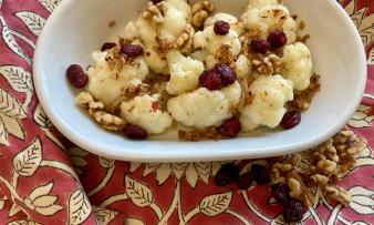 Fertig zubereiteter "Orientalischer Blumenkohl mit Kreuzkümmel und Cranberries". Fertig zubereiteter "Orientalischer Blumenkohl mit Kreuzkümmel und Cranberries".