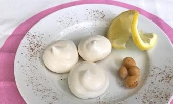 Le "meringhe vegane Aquafaba" sono finite e servite su un piatto. Le "meringhe vegane Aquafaba" sono finite e servite su un piatto.