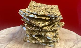 Imagen de las "galletas de semillas multigrano" terminadas en un posavasos de madera. Imagen de las "galletas de semillas multigrano" terminadas en un posavasos de madera.