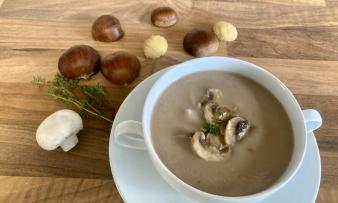 Rezeptbild italienische Maronensuppe mit Champignons und Thymian