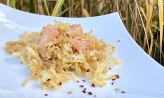 Bild vom angerichteten "Gebratener Wirsing mit Pomelo und Ingwer" auf weissem Teller. Bild vom angerichteten "Gebratener Wirsing mit Pomelo und Ingwer" auf weissem Teller.