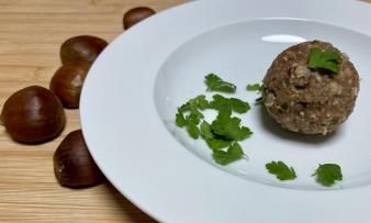Rezeptbild von den fertigen "Maronen-Knödel mit Haferflocken, Walnüssen und Petersilie".
