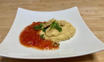 Bild vom fertigen: "Quittenpolenta mit frischer Tomatensauce, Petersilie und Walnüssen".