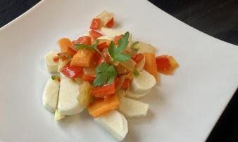 Rezeptbild vom angerichteten "Yamswurzel-Gemüse mit Paprika, Karotte, Chili und Ingwer". Rezeptbild vom angerichteten "Yamswurzel-Gemüse mit Paprika, Karotte, Chili und Ingwer".