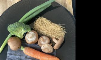 Kombu Dashi mit Shiitake Pilzen, Karotte und Nudeln Kombu Dashi mit Shiitake Pilzen, Karotte und Nudeln