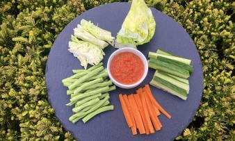 Rezeptbild vom angerichteten "Chili-Dip mit rohen Schlangenbohnen, Karotten und Kohl".