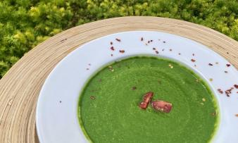 Rezeptbild von der angerichteten "Roh-vegane Spinatsuppe mit Avocado". Rezeptbild von der angerichteten "Roh-vegane Spinatsuppe mit Avocado".