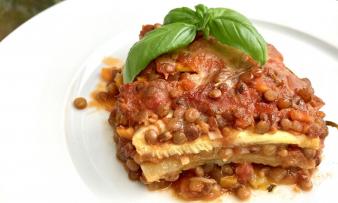 Foto de la “Lasaña vegana de calabacín con lentejas sin aceite” preparada. Foto de la “Lasaña vegana de calabacín con lentejas sin aceite” preparada.