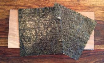 Rotalgenblätter, welche meist für Sushi (Nori) Verwendung finden.