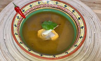Bild des angerichteten "Vegane Waldcurry-scharfe asiatische Suppe mit Zitronengras". Bild des angerichteten "Vegane Waldcurry-scharfe asiatische Suppe mit Zitronengras".
