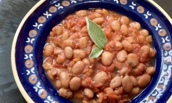 Rezeptbild vom angerichteten "Bohnenschmortopf mit Tomaten und Salbei nach toskanischer Art". Rezeptbild vom angerichteten "Bohnenschmortopf mit Tomaten und Salbei nach toskanischer Art".
