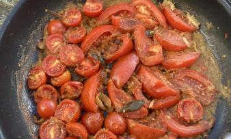 Bild des fertiggestellten "indischen Tomatencurrys mit Fenchel-, Koriander- u. Senfsamen". Bild des fertiggestellten "indischen Tomatencurrys mit Fenchel-, Koriander- u. Senfsamen".