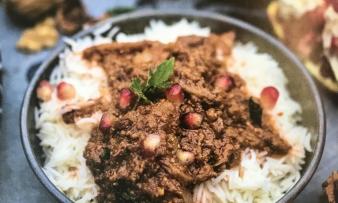 Recipe picture "Pomegranate-walnut sauce" from the cookbook "Orient meets vegan", page 66.