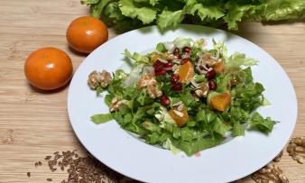 Rezeptbild von den angerichteten "fruchtigen Endiviensalat mit Clementinen und Granatapfel". Rezeptbild von den angerichteten "fruchtigen Endiviensalat mit Clementinen und Granatapfel".