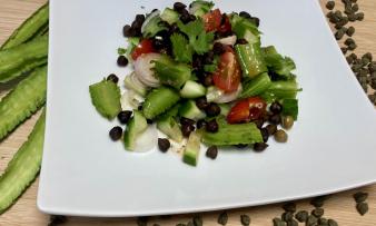 Rezeptbild vom angerichteten "Grünen Kichererbsen-Salat mit Goabohnen". Rezeptbild vom angerichteten "Grünen Kichererbsen-Salat mit Goabohnen".
