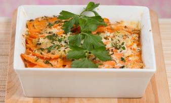 Imagen de la receta «Gratinado de zanahoria con hierbas frescas», del libro: «Vegan Detox», página 25 Immagine della ricetta «Gratin di carote con erbe fresche», dal libro: «Disintossicazione vegana», pagina 25