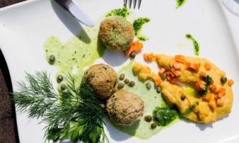 Rezeptbild "Kräuter-Kapernklösschen mit Mohrrübenpüree" aus "Vegan Genial" von Josita Hartanto, Seite 83 Rezeptbild "Kräuter-Kapernklösschen mit Mohrrübenpüree" aus "Vegan Genial" von Josita Hartanto, Seite 83