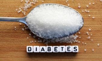 Azúcar granulado (azúcar), de grano grueso, en una cucharada, incluida la escritura "diabetes".