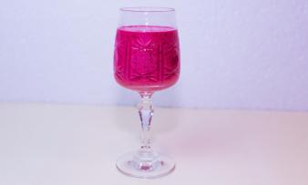 Fertig zubereiteter "Erfrischender Beerenshake mit Weizenkeimen", stilvoll angerichtet im Glas. Fertig zubereiteter "Erfrischender Beerenshake mit Weizenkeimen", stilvoll angerichtet im Glas.
