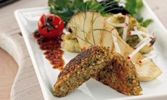 Rezeptbild "Dinkel-Grünkernbratlinge" aus dem Buch: "Hier & jetzt vegan: Marktfrisch einkaufen, saisonal kochen" Rezeptbild "Dinkel-Grünkernbratlinge" aus dem Buch: "Hier & jetzt vegan: Marktfrisch einkaufen, saisonal kochen"
