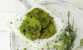 Rezeptbild "Erbsenpfannkuchen" aus dem Buch: "Das vegane Kochbuch meiner Oma", Seite 52 Rezeptbild "Erbsenpfannkuchen" aus dem Buch: "Das vegane Kochbuch meiner Oma", Seite 52