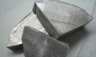 Natrium als Metall, Aufnahme aus der "Dennis s.k collection". Natrium als Metall, Aufnahme aus der "Dennis s.k collection".