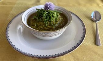 Ölfreie Brokkolisuppe mit Wakameflocken pro Person, Schnittlauch und -Blüte darüber. Ölfreie Brokkolisuppe mit Wakameflocken pro Person, Schnittlauch und -Blüte darüber.