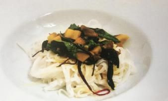 Rezeptbild "Pilzpfanne mit Mangold" aus Buch "Vegan mit Familie-geht doch" von A. Lüßenhop, S. 112 Rezeptbild "Pilzpfanne mit Mangold" aus Buch "Vegan mit Familie-geht doch" von A. Lüßenhop, S. 112