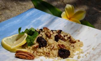 Immagine adattata dalla ricetta "Quinoa e macedonia di frutta secca", di Virginia Messina, pagina 317. Immagine adattata dalla ricetta "Quinoa e macedonia di frutta secca", di Virginia Messina, pagina 317.