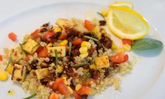 Fertig zubereiteter und angerichteter "Quinoa-Salat mit getrockneten Tomaten, Salbei und Tofu". Fertig zubereiteter und angerichteter "Quinoa-Salat mit getrockneten Tomaten, Salbei und Tofu".