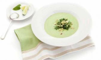 Rezeptbild: "Spinatcremesuppe mit Pistazien" aus dem Buch: "Rohessenz", Seite 40 Rezeptbild: "Spinatcremesuppe mit Pistazien" aus dem Buch: "Rohessenz", Seite 40