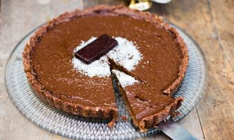 Фото «Грешно-шоколадный торт для гурманов» из кулинарной книги «Was dein Herz begehrt», стр.58.