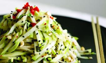 Rezeptbild "Thai-Salat, Kohlrabi, Koriander und Minze" aus dem Buch: "Everyday Raw Express", Seite 73 Rezeptbild "Thai-Salat, Kohlrabi, Koriander und Minze" aus dem Buch: "Everyday Raw Express", S. 73