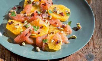 Recipe picture "Citrus salad with sumac dressing, barberries and pistachios" from the book: "Vegan Oriental", page 29 Recipe picture "Citrus salad with sumac dressing, barberries and pistachios" from the book: "Vegan Oriental", page 29