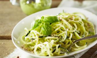 Imagen de la receta «Espaguetis de calabacín con pesto de cáñamo y parmesano de almendras», del libro: «Be Faster, Go Vegan», página 119 Immagine della ricetta «Spaghetti di zucchine al pesto di canapa e parmigiano di mandorle», tratta dal libro: «Sii più veloce, diventa vegano», pagina 119